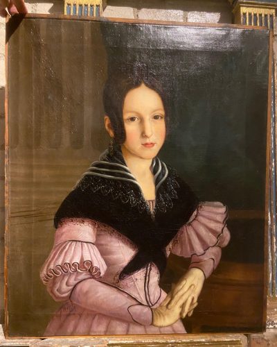 Retrato de joven dama con manteleta negra y guantes